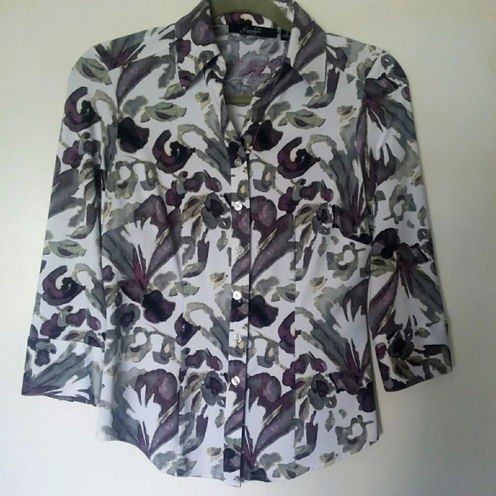 ESSENTIALS by Milano ladies top in size small.